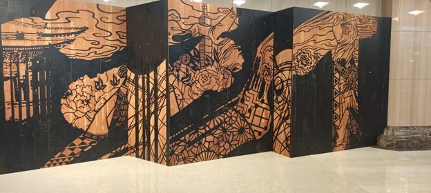 原本的劇院舞台在拆卸後，被藝術家用作創作畫布，作品上展現了傳統亞洲圖樣，包括花卉圖案與動態建築紋樣。